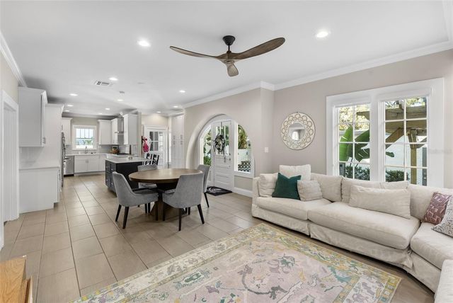 2943 W BAYSHORE COURT, Tampa, FL 33611