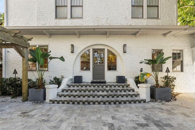 2943 W BAYSHORE COURT, Tampa, FL 33611