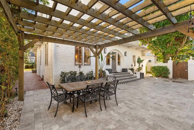 2943 W BAYSHORE COURT, Tampa, FL 33611