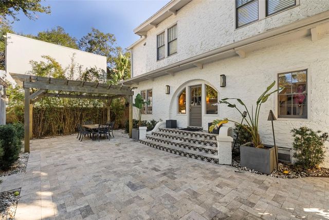 2943 W BAYSHORE COURT, Tampa, FL 33611