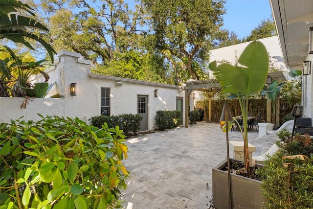 2943 W BAYSHORE COURT, Tampa, FL 33611