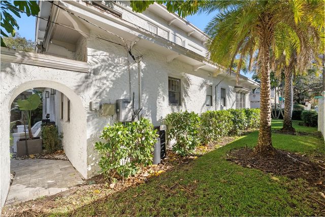 2943 W BAYSHORE COURT, Tampa, FL 33611