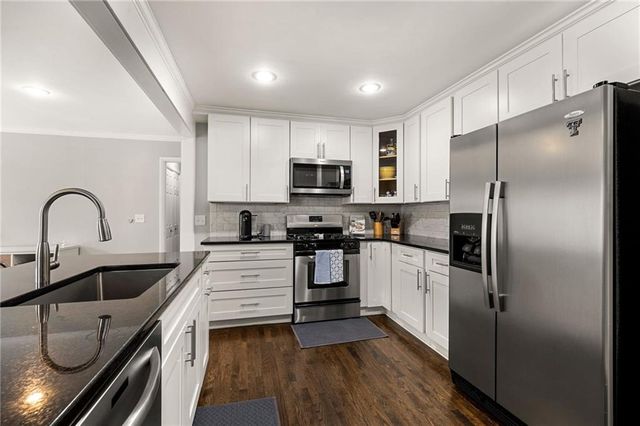 5006 W 72nd Terrace, Prairie Village, KS 66208