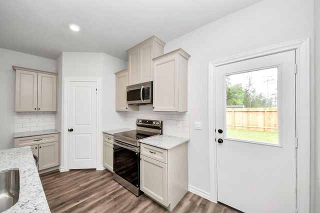 18724 Loom Drive, Conroe, TX 77306