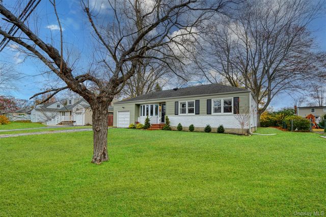 15 Goldsmith Avenue, Greenlawn, NY 11740