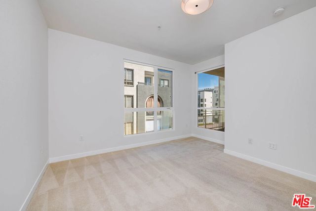 21301 Erwin Street 410, Woodland Hills, CA 91367