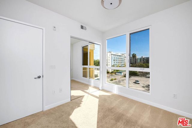 21301 Erwin Street 410, Woodland Hills, CA 91367