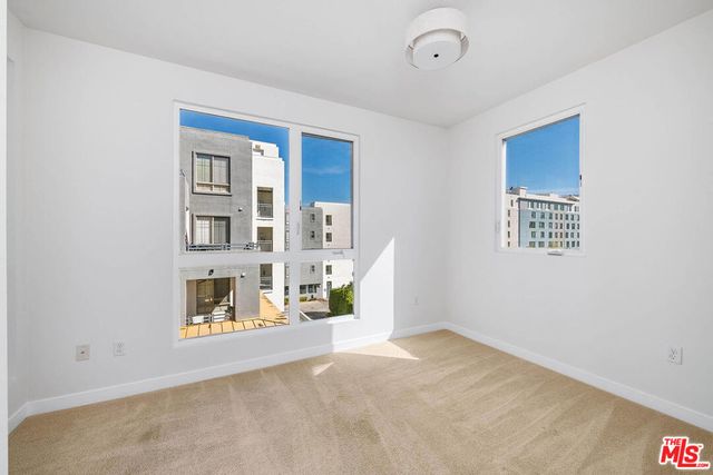 21301 Erwin Street 410, Woodland Hills, CA 91367