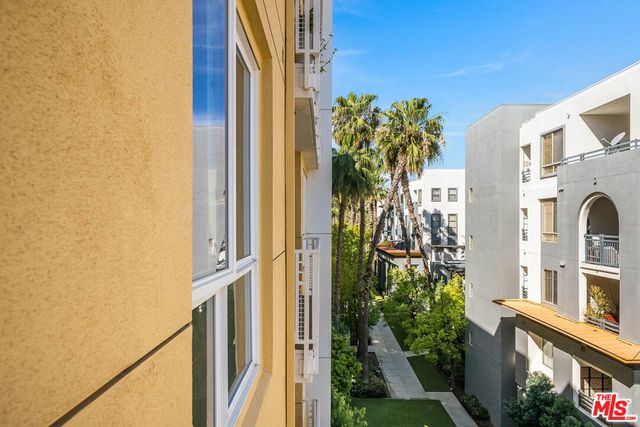 21301 Erwin Street 410, Woodland Hills, CA 91367