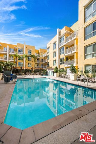 21301 Erwin Street 410, Woodland Hills, CA 91367