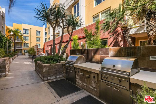 21301 Erwin Street 410, Woodland Hills, CA 91367