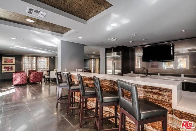 21301 Erwin Street 410, Woodland Hills, CA 91367