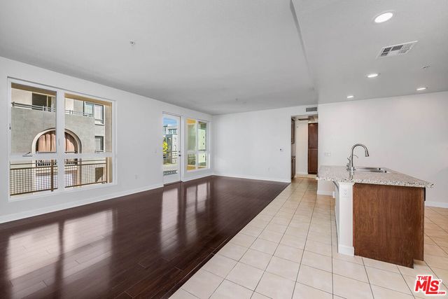 21301 Erwin Street 410, Woodland Hills, CA 91367