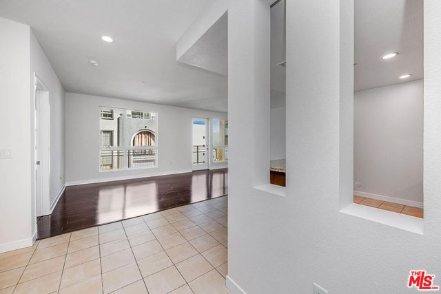 21301 Erwin Street 410, Woodland Hills, CA 91367