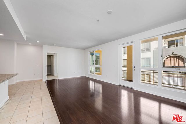 21301 Erwin Street 410, Woodland Hills, CA 91367