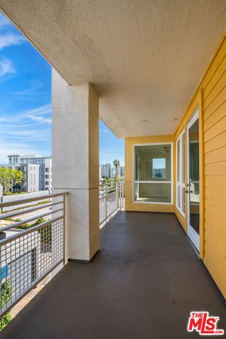 21301 Erwin Street 410, Woodland Hills, CA 91367