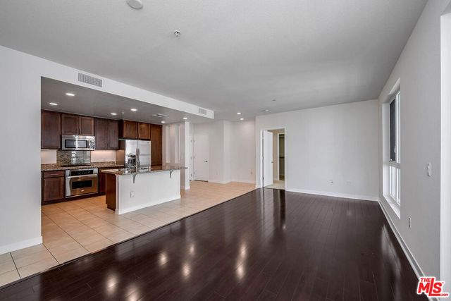 21301 Erwin Street 410, Woodland Hills, CA 91367