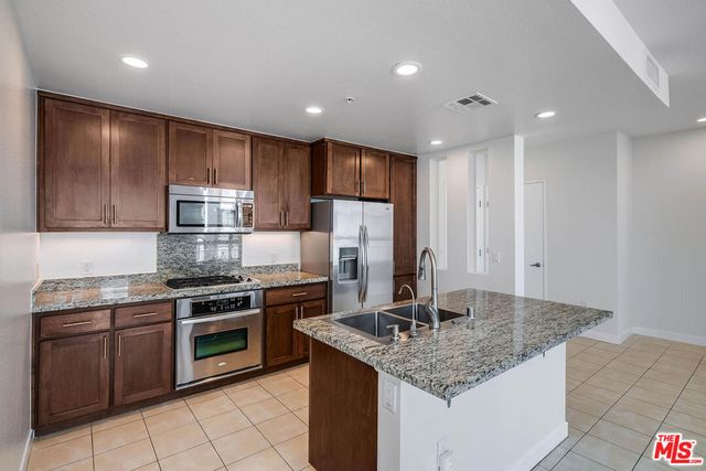 21301 Erwin Street 410, Woodland Hills, CA 91367