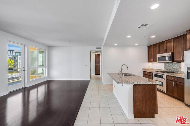 21301 Erwin Street 410, Woodland Hills, CA 91367