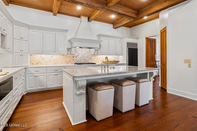 460 Saint Andrews Drive, Jackson, MS 39211