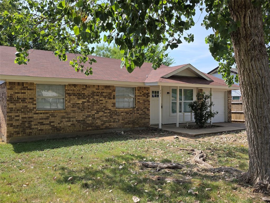 721 N Cummings Drive, Alvarado, TX 76009