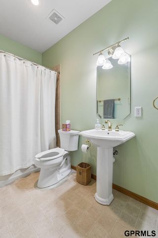 4805 N 135Th Avenue, Omaha, NE 68164