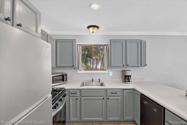 11521 Westshore Drive, Putnam Township, MI 48169