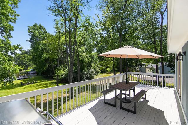 11521 Westshore Drive, Putnam Township, MI 48169
