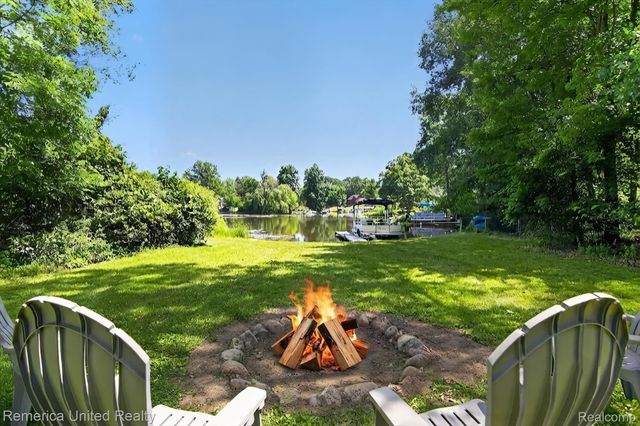 11521 Westshore Drive, Putnam Township, MI 48169