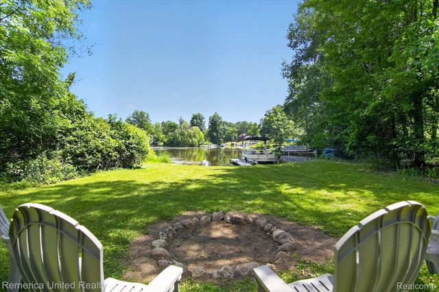 11521 Westshore Drive, Putnam Township, MI 48169