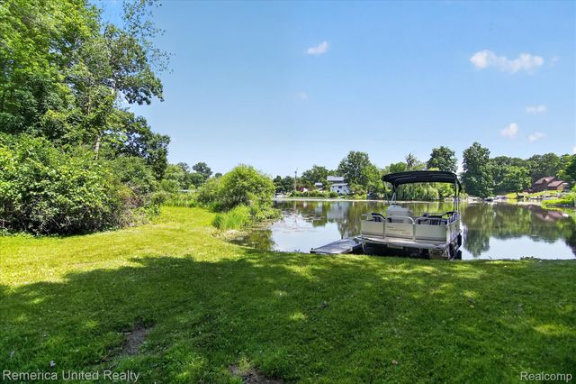 11521 Westshore Drive, Putnam Township, MI 48169