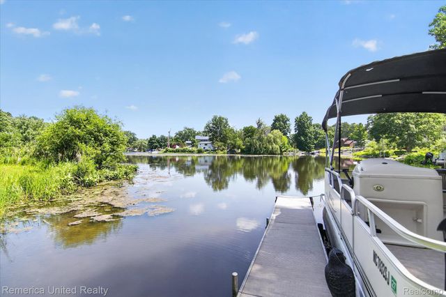 11521 Westshore Drive, Putnam Township, MI 48169