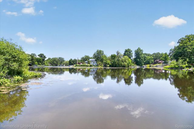 11521 Westshore Drive, Putnam Township, MI 48169