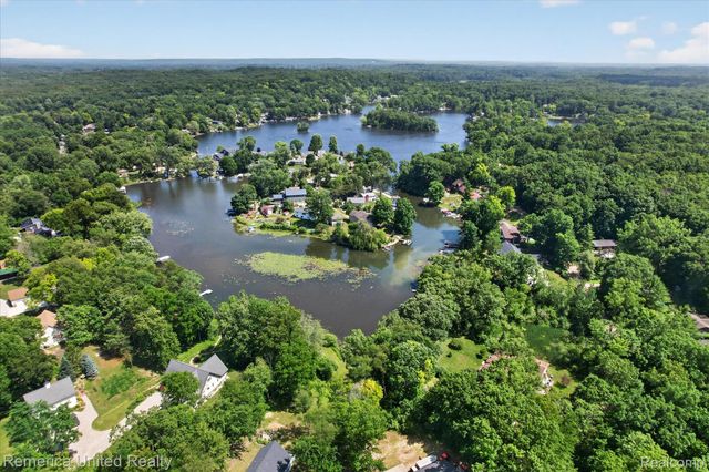 11521 Westshore Drive, Putnam Township, MI 48169