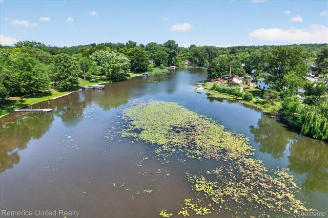 11521 Westshore Drive, Putnam Township, MI 48169