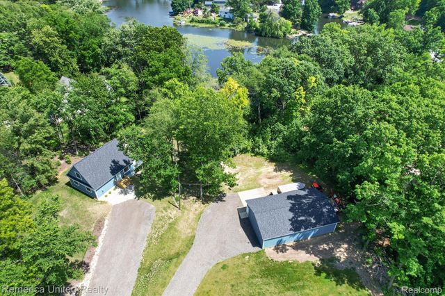 11521 Westshore Drive, Putnam Township, MI 48169