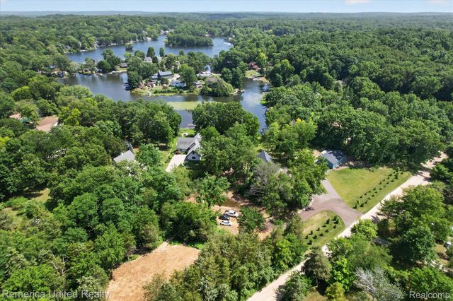 11521 Westshore Drive, Putnam Township, MI 48169
