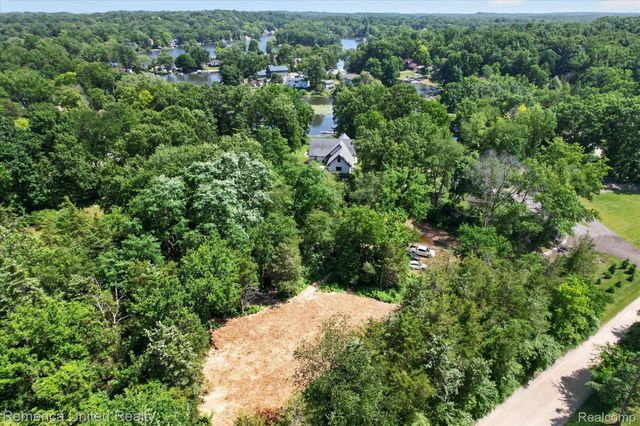 11521 Westshore Drive, Putnam Township, MI 48169