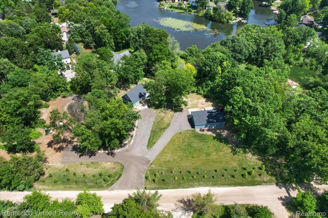 11521 Westshore Drive, Putnam Township, MI 48169