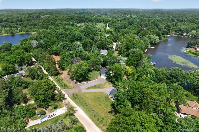 11521 Westshore Drive, Putnam Township, MI 48169