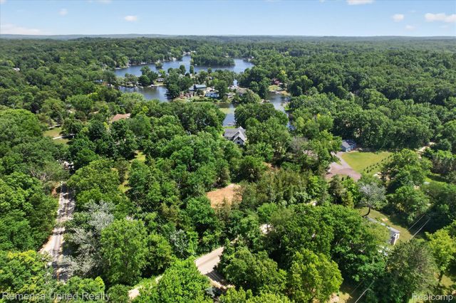 11521 Westshore Drive, Putnam Township, MI 48169