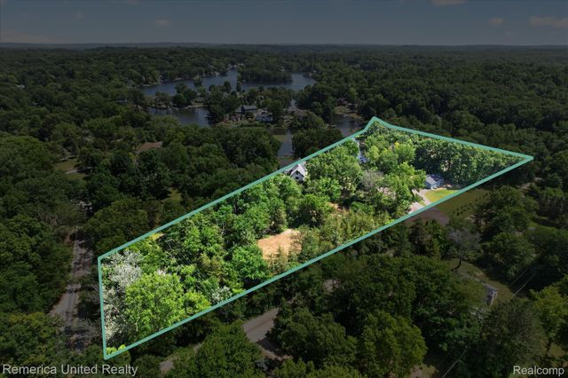 11521 Westshore Drive, Putnam Township, MI 48169