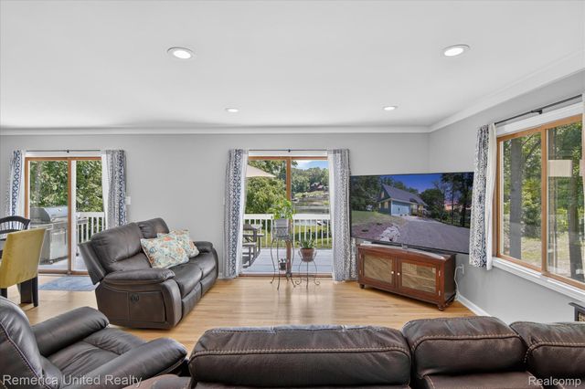11521 Westshore Drive, Putnam Township, MI 48169
