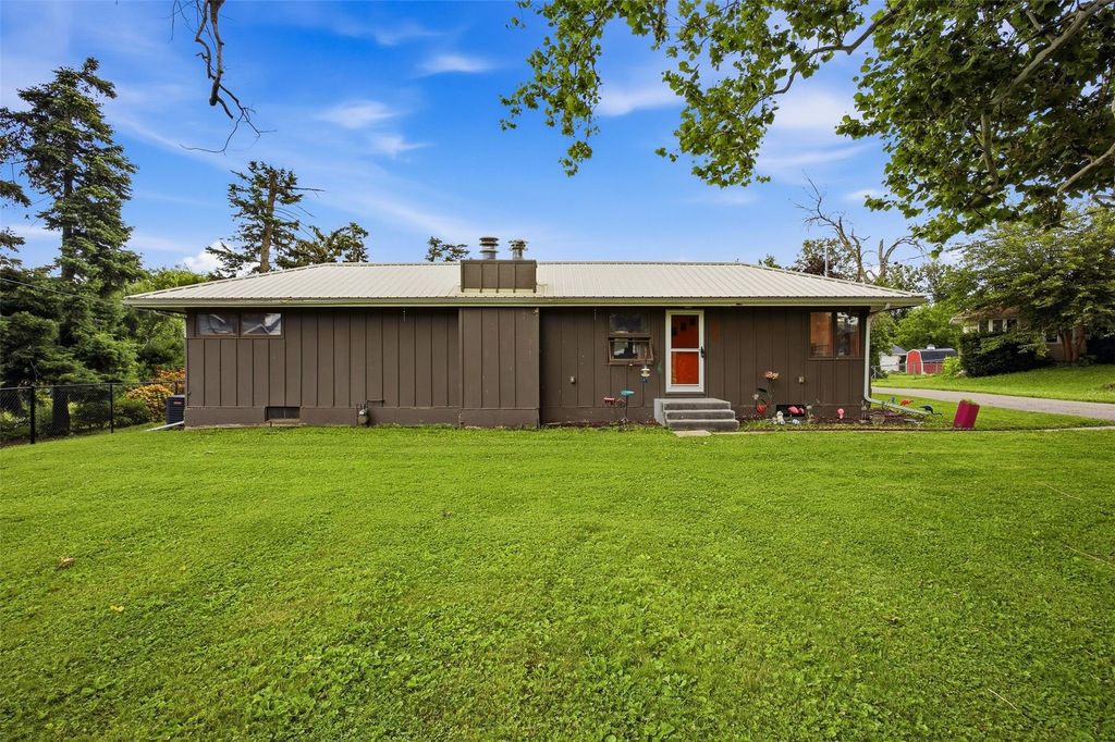 2609 1st Avenue SW, Cedar Rapids, IA 52404