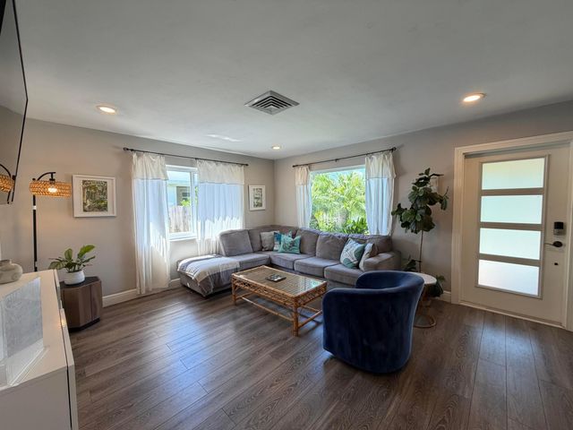 7610 S Olive Avenue, West Palm Beach, FL 33405