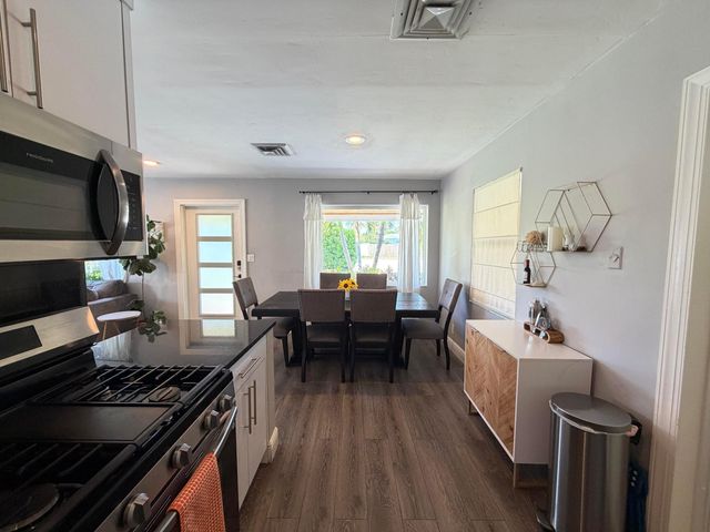 7610 S Olive Avenue, West Palm Beach, FL 33405
