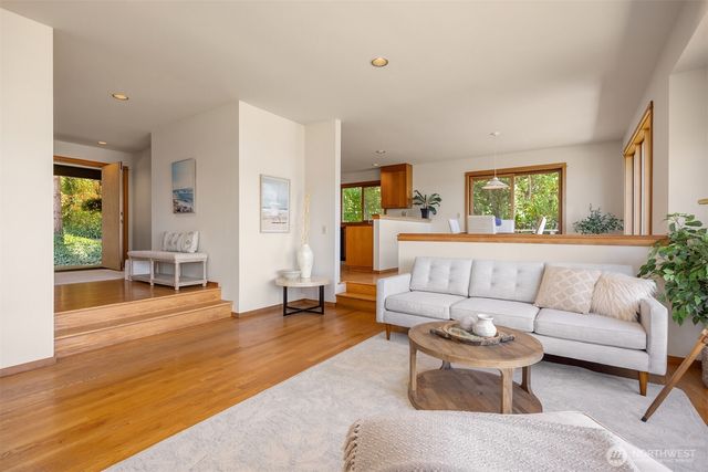 5788 Packard Lane NE, Bainbridge Island, WA 98110