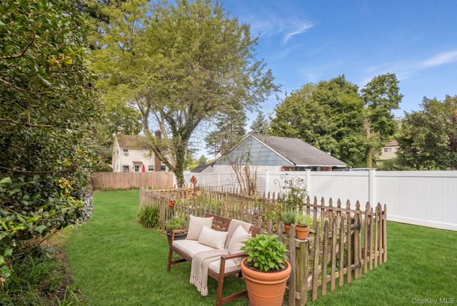 38 Middle Neck Road, Port Washington, NY 11050