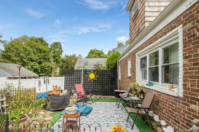 38 Middle Neck Road, Port Washington, NY 11050
