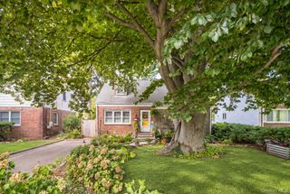 38 Middle Neck Road, Port Washington, NY 11050